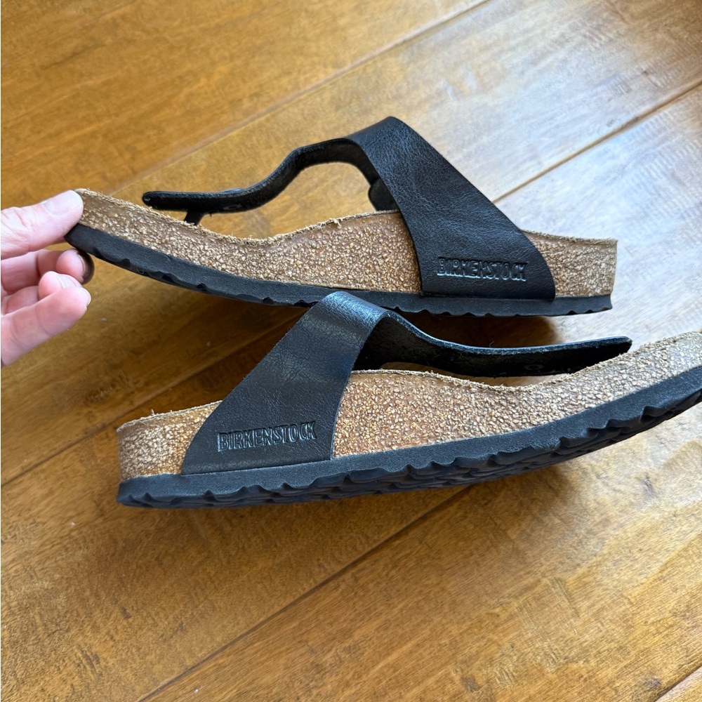 Birkenstock Women’s Gizeh Black Sandals - Picture 3 of 5